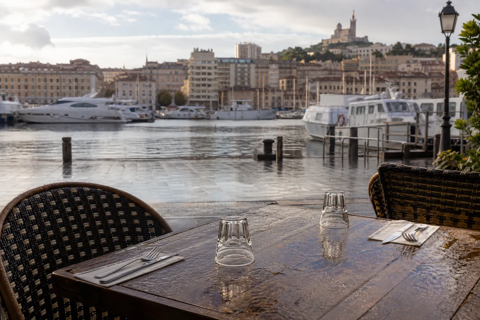 Brasserie du Vieux-Port à Marseille : choisir une table authentique face à la mer