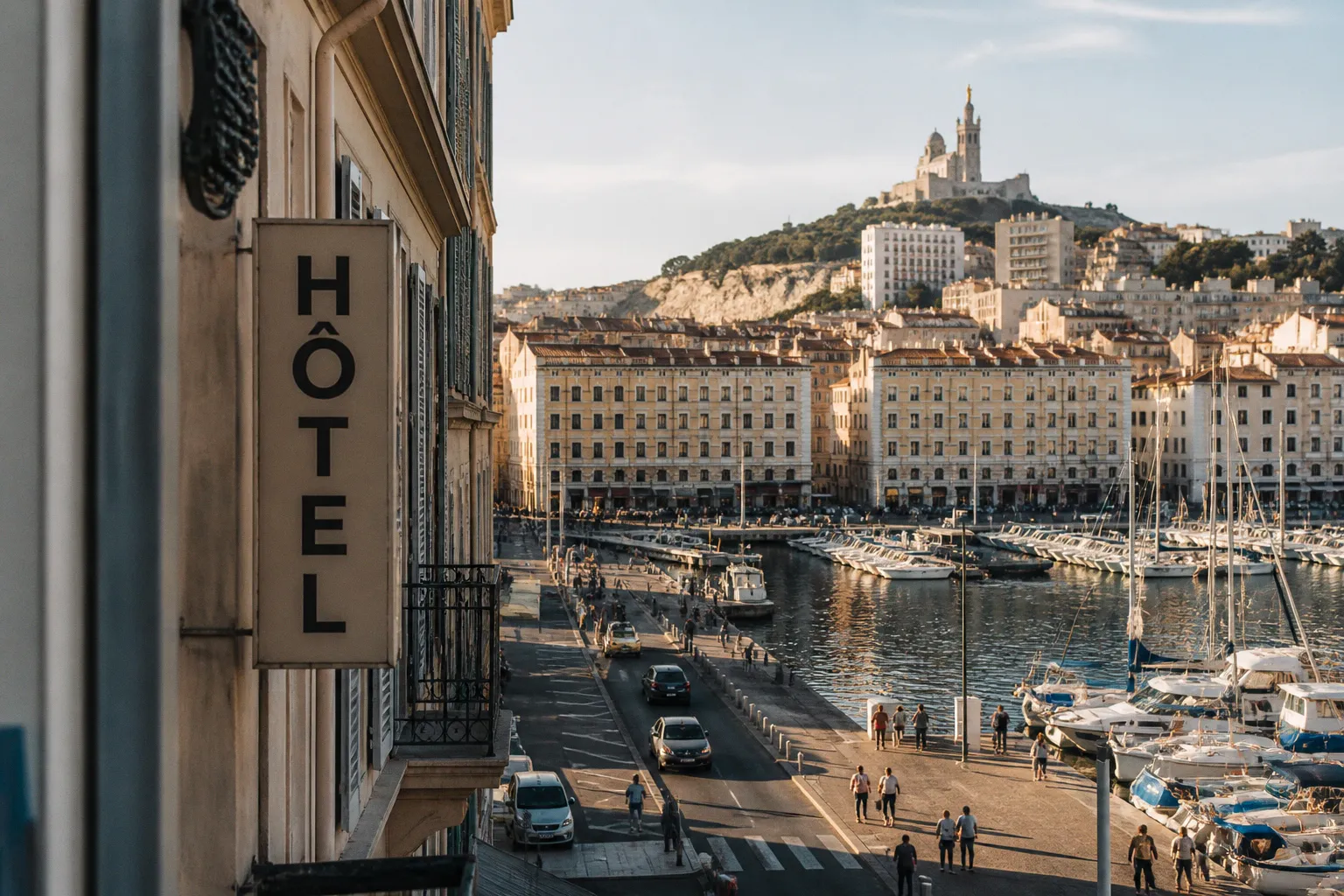Hôtels indépendants à Marseille : comment exister face aux assistants IA ?
