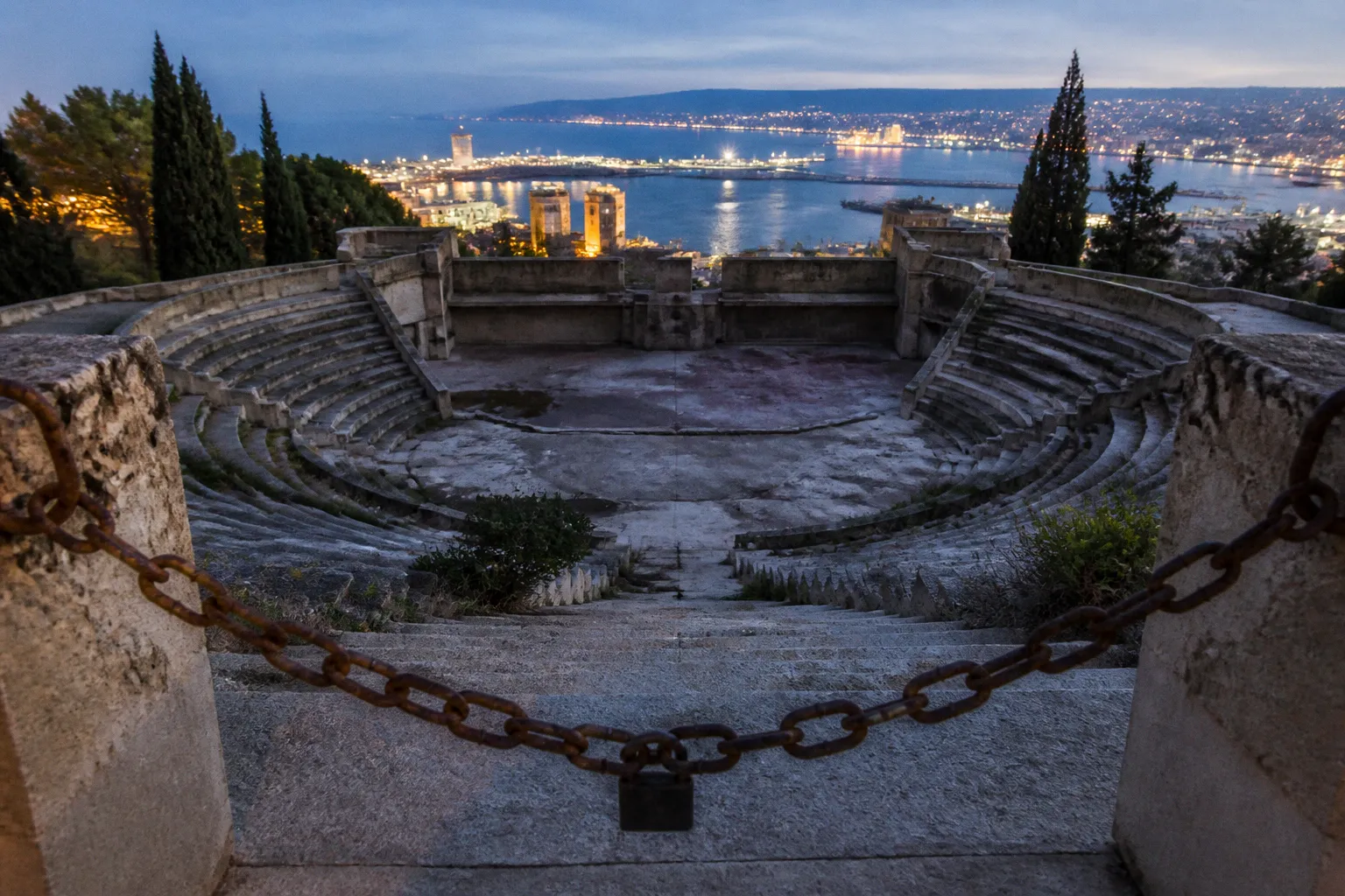 L'amphithéâtre oublié du toit de la Région : un trésor marseillais sous scellés