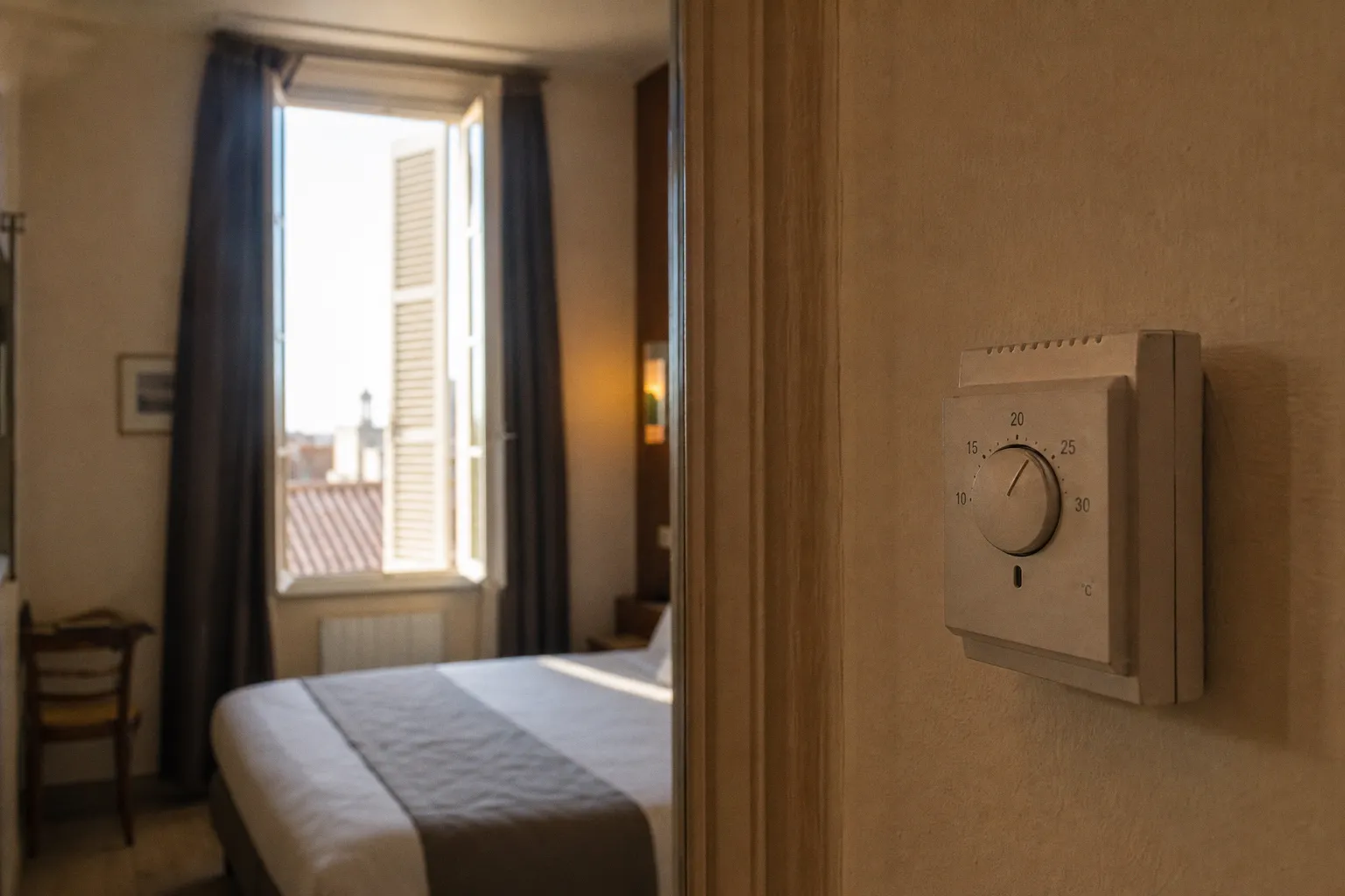 Thermostat de chambre d'hôtel : qui contrôle la température ?